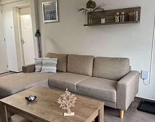 Gemtliches Wohnzimmer im Duo-Bungalow, Texel, mit stilvoller Einrichtung und modernen Mbeln.