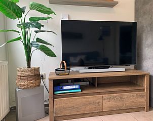 Moderne TV-Anlage im Duo-Bungalow, Ferienhaus in De Koog, Texel mit grnen Akzenten.