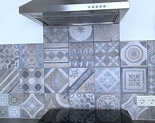 Stilvolle Kche mit moderner Dunstabzugshaube im Duo-Bungalow, Ferienhaus in De Koog, Texel.