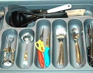 Gut ausgestattete Kchenschublade im Duo-Bungalow, Ferienhaus in De Koog, Texel mit verschiedenen Kochutensilien.