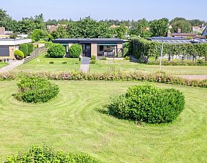 Orchismient 14 vacation home in De Koog Texel overlooking green garden and surrounding nature.