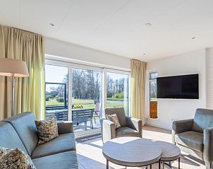 Spacious living room in Orchismient 14 vacation home De Koog Texel with comfortable seating and lots of light.