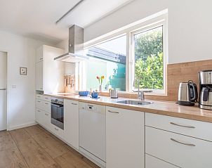 Fully equipped kitchen of Orchismient 14 vacation home De Koog Texel with modern appliances and spacious countertops.