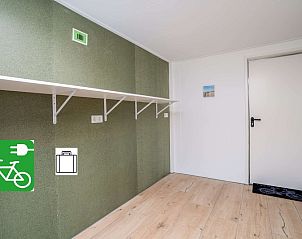 Practical storage room in Orchismient 14 vacation home De Koog Texel with bike charging point and plenty of storage space.