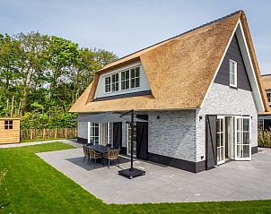 Charming Villa 25b on Texel, De Koog, with spacious garden and modern outdoor space.