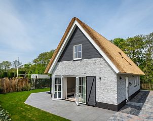 Villa 25b, vacation home in De Koog, Texel, with stylish architecture and green surroundings.