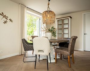 Dining area in Villa 25b, De Koog, Texel, with stylish decoration and access to the garden.