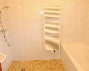 Spacious bathroom with bath and shower in Agter Mienterglop - Holiday home 5102 in De Koog Texel.