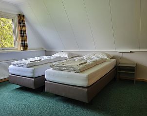 Comfortable bedroom in Agter Mienterglop - Holiday home 5102 in De Koog Texel with two beds.