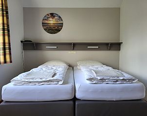 Second bedroom in Agter Mienterglop - Holiday home 5102 in De Koog Texel with restful atmosphere.