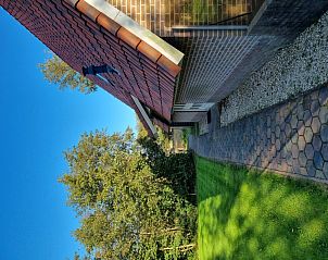Path to entrance of Agter Mienterglop - Holiday home 5102 in De Koog Texel surrounded by nature.
