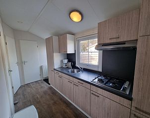 Modern kitchen in Chaletpark Bregkoog - Chalet Bregkoog 235, De Koog, Texel with all amenities for a pleasant stay.