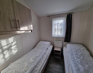 Second bedroom in Chaletpark Bregkoog - Chalet Bregkoog 235, De Koog, Texel with cozy atmosphere and two beds.