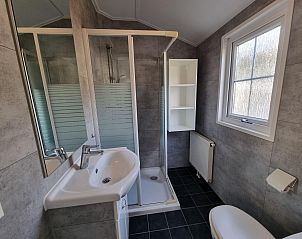 Modern bathroom in Chaletpark Bregkoog - Chalet Bregkoog 235, De Koog, Texel with shower, sink and toilet.
