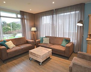 Gezellige zithoek in Epelaan 19 vakantiehuis, De Koog, Texel, met comfortabele banken.