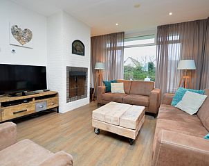 Epelaan 19 in De Koog, Texel, biedt een sfeervolle woonkamer met open haard.