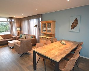 Open woonkamer en eetkamer in Epelaan 19 vakantiehuis, De Koog, Texel.