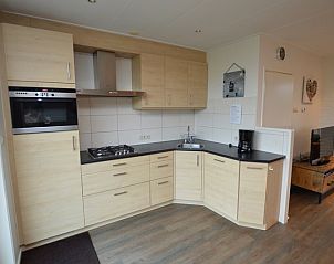 Epelaan 19 in De Koog, Texel, beschikt over een volledig uitgeruste keuken.