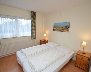 Hoofdslaapkamer in Epelaan 19, De Koog, Texel, met tweepersoonsbed en rustgevende sfeer.