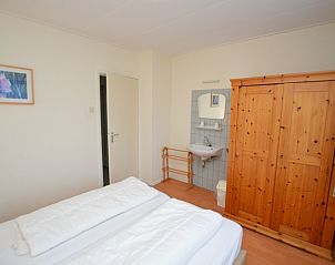 Epelaan 19 vakantiehuis in De Koog, Texel, biedt een ruime slaapkamer met eigen wastafel.