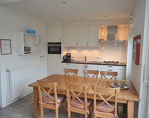 Cozy dining room and kitchen in Epelaan 31, De Koog, Texel, ideal for family dinners.