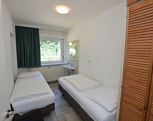 Attractive double bedroom in vacation home Epelaan 31, De Koog, Texel, with serene garden view.