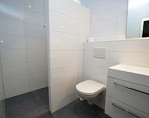 Fresh bathroom with modern amenities in vacation home Epelaan 31, De Koog, Texel.