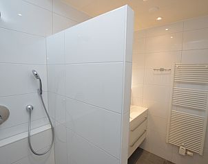 Stylish shower and bathroom in Epelaan 31, vacation home in De Koog, Texel, with luxury finishes.