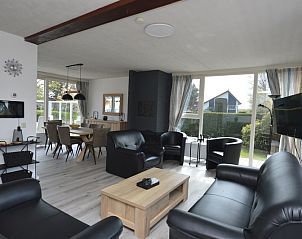 Comfortable sitting area in Orchismient 33 vacation home De Koog Texel with lots of light.