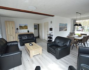 Cozy living room in Orchismient 33 vacation home De Koog Texel with modern furnishings.