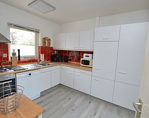 Fully equipped kitchen in Orchismient 33 vacation home De Koog Texel with lots of storage space.