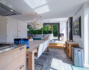 Dining area and kitchen in Park Duynzoom - Villa Duynzoom, De Koog, Texel, with lots of natural light.
