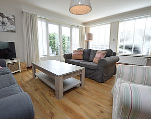 Gemtliches Wohnzimmer des Ferienhauses Kierewiet in De Koog, Texel. Gemtliche Sitzecke mit natrlichem Licht fr einen entspannten Aufenthalt.