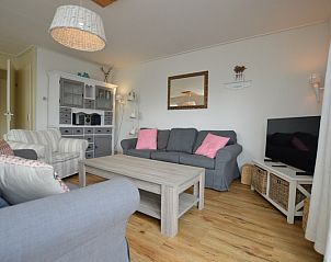 Gemtliches Wohnzimmer im Ferienhaus Kierewiet in De Koog, Texel, mit bequemen Sofas und rustikalem Mobiliar.