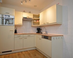 Moderne Kche im Ferienhaus Kierewiet, De Koog, Texel. Vollstndig ausgestatteter Innenraum fr einen komfortablen Aufenthalt auf den Watteninseln.