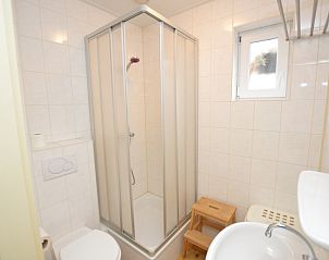 Modernes Badezimmer im Ferienhaus Kierewiet, De Koog, Texel mit Duschkabine und hellen Fliesen fr einen frischen Start in den Tag.