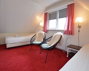 Gemtliches Schlafzimmer im Ferienhaus Kierewiet, De Koog, Texel mit bequemen Sthlen und Tageslicht.