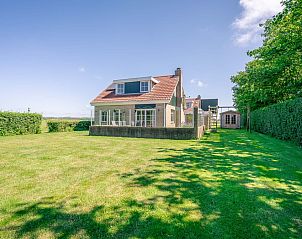 Maaikeduinweg 13 vacation home in De Koog, Texel with spacious garden and terrace, ideal for a relaxing stay on the Wadden Islands.