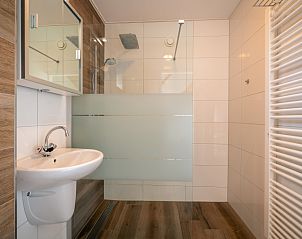 Stylish bathroom with walk-in shower in vacation home Maaikeduinweg 13, De Koog, Texel for ultimate comfort on the Wadden Islands.