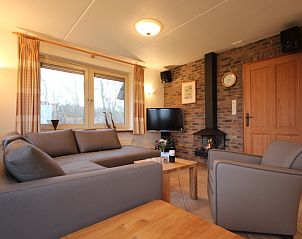 Gemtliches Wohnzimmer mit Kamin in der Villa, De Koog, Texel fr entspannte Abende auf den Watteninseln.