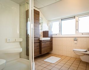 Das helle Badezimmer mit Toilette in der Villa, De Koog, Texel bietet Bequemlichkeit und Komfort whrend Ihres Aufenthalts auf den Watteninseln.