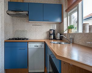 Compact kitchen in Riddertje, vacation home De Koog, Texel. Practical and fully equipped for your convenience.