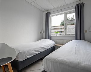 Second bedroom in Riddertje vacation home, De Koog, Texel. Comfortably furnished for a relaxing stay.