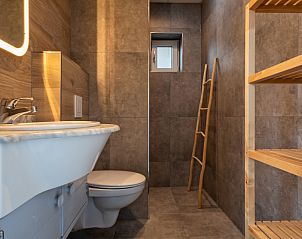 Modern bathroom in Riddertje vacation home, De Koog, Texel. Stylish and practical for your comfort.