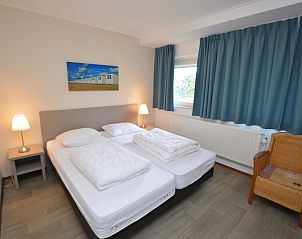 Comfortable bedroom in Orchismient 27, De Koog, Texel, with double bed and serene atmosphere.