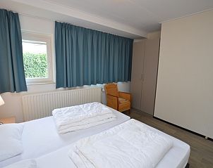 Bright bedroom with double bed in vacation home Orchismient 27, De Koog, Texel.