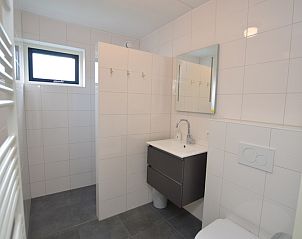 Stylish bathroom in Holiday home Stappeland 207, De Koog, Texel with modern facilities and lots of light.