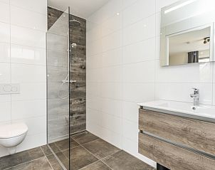 Modern bathroom in Villa 39, De Koog, Texel. Luxury vacation home with stylish facilities on the Wadden Islands.