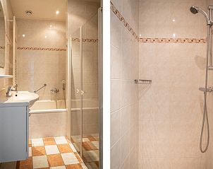 Moderne badkamer met douche in Bungalow 15a, De Koog, Texel op de Waddeneilanden.