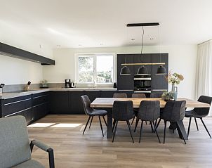 Modern kitchen in Villa 37a, De Koog, Texel, vacation home with spacious dining area and lots of light on the Wadden Islands.